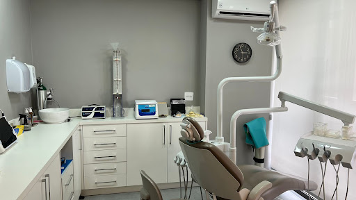 Dra Carla Manzano - Dentista